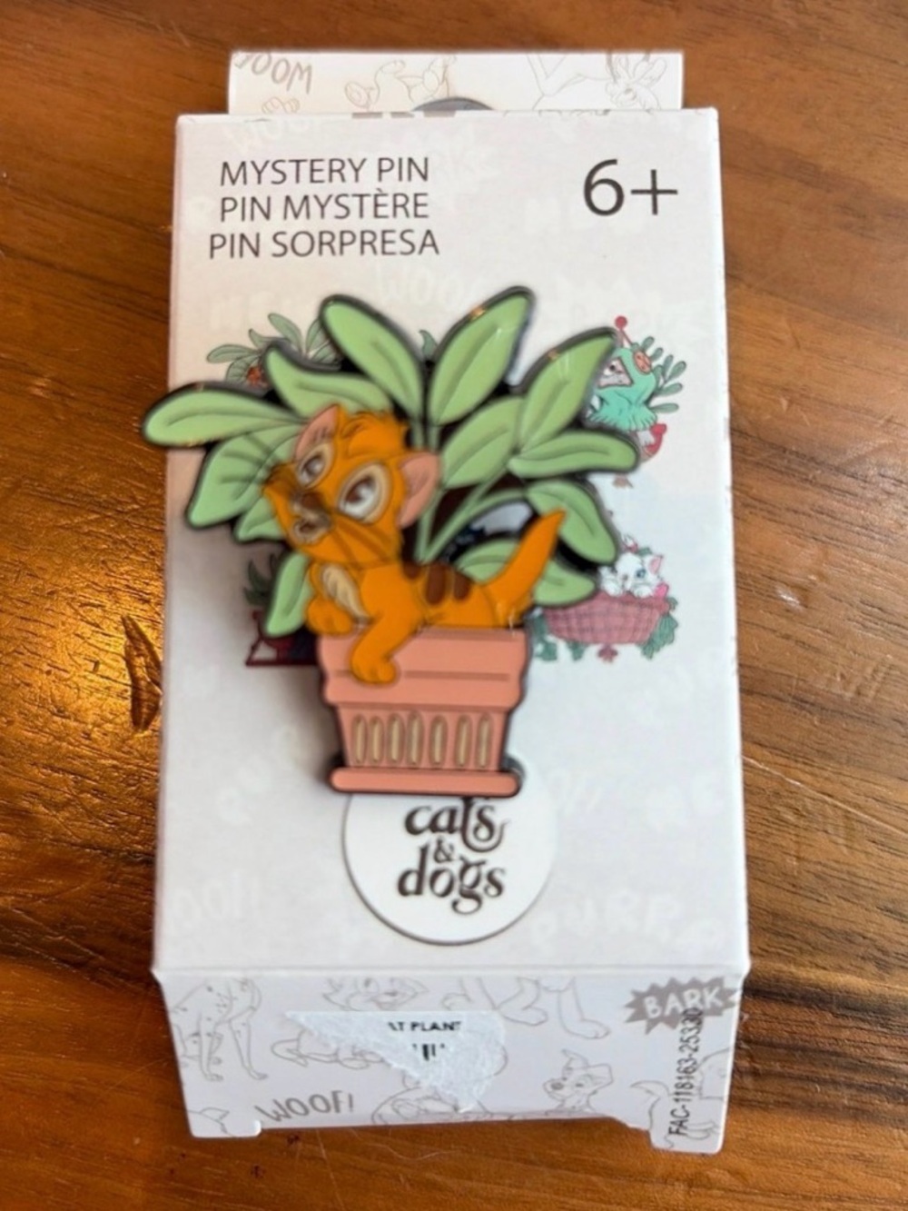 Disney loungefly Oliver Cats & Dogs Orange Kitty Plant Pin
